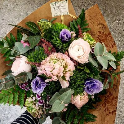 Merci @stephane_le_fleuriste pour ce magnifique bouquet ! 🥰
Et si vous désirez faire une combinaison fleurs & vins, retrouvez les bouteilles de "Chambre d'amour ", "Grain d'amour" et "Je t'aime" dans sa boutique !
#fleurs #bouquet #vin #love #amour