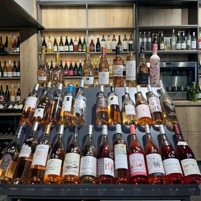 🎇Aujourd’hui, c’est la fête internationale du rosé !
Le rosé, c’est synonyme de l’été ☀️ alors venez découvrir notre large gamme de bouteilles en magasin !
Différents formats, différents styles de rosé & à tous les prix ! Vous trouverez forcément la bouteille idéale à la Cave Ruthène 🍷

#JourneeInternationaleDuRose #Caviste #Rodez #CaveRuthene